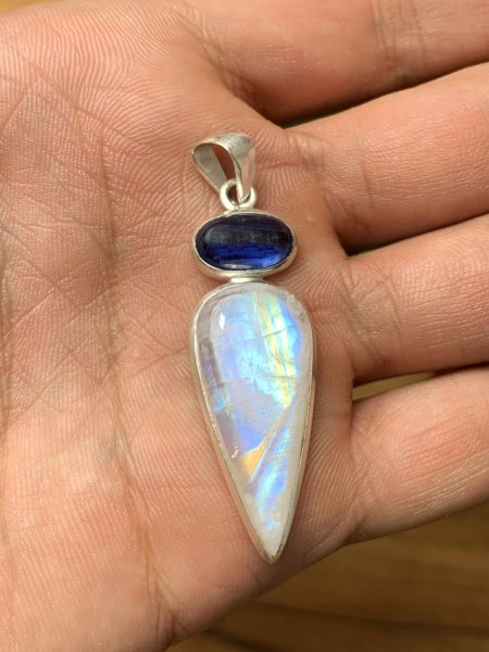 Pierre de lune avec un pendentif en Cyanite #1